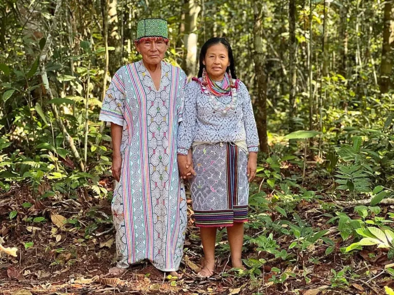 Szamani shipibo w strojach ludowych przed ceremonia ayahuasca